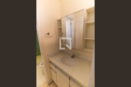 Casa de condomínio à venda com 450m², 5 quartos e 2 vagas Casa de condomínio à venda com 450m², 5 quartos e 2 vagasBanheiro Social 2