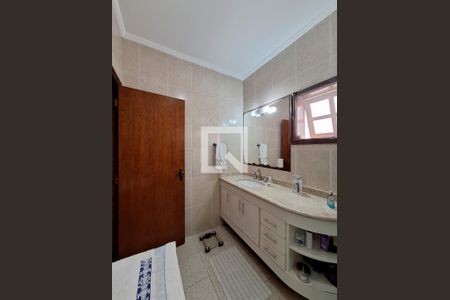 Casa à venda com 254m², 3 quartos e 4 vagasBanheiro Quarto 1