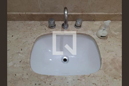 Casa à venda com 254m², 3 quartos e 4 vagasBanheiro Quarto 1