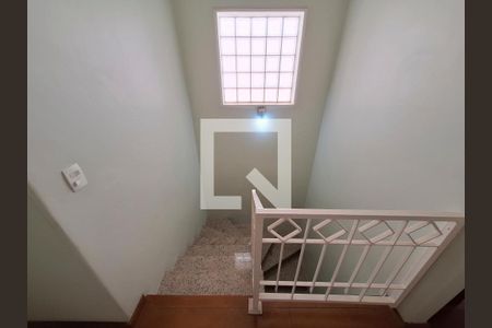 Casa à venda com 254m², 3 quartos e 4 vagasEscadas