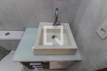 Casa de condomínio à venda com 250m², 3 quartos e 4 vagasEdícula - Banheiro