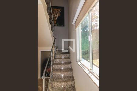 Casa de condomínio à venda com 250m², 3 quartos e 4 vagasEscada