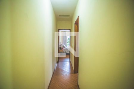 Casa à venda com 250m², 3 quartos e 7 vagasCorredor - Quartos