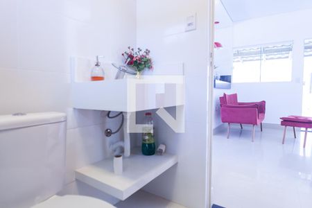 Casa de condomínio à venda com 220m², 3 quartos e 2 vagas Casa de condomínio à venda com 220m², 3 quartos e 2 vagasBanheiro Social