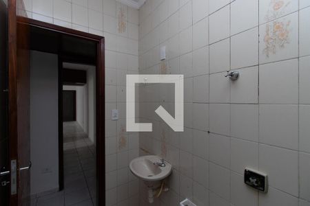 Casa para alugar com 100m², 2 quartos e 2 vagasBanheiro da Suíte