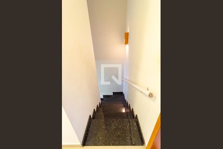 Casa à venda com 98m², 3 quartos e 2 vagasEscadas