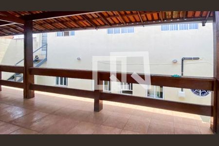 Casa à venda com 225m², 3 quartos e 2 vagas Casa à venda com 225m², 3 quartos e 2 vagasFundos