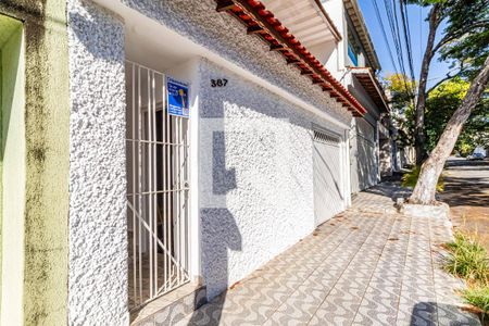Casa à venda com 200m², 3 quartos e 2 vagas Casa à venda com 200m², 3 quartos e 2 vagasFachada