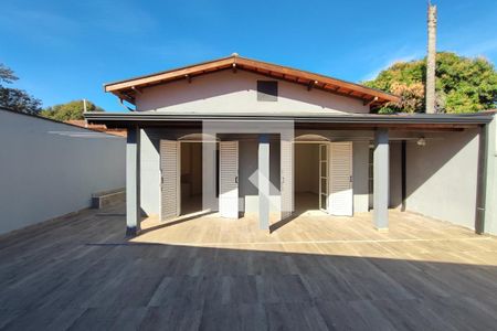 Casa à venda com 300m², 3 quartos e 3 vagasQuintal - Fundos