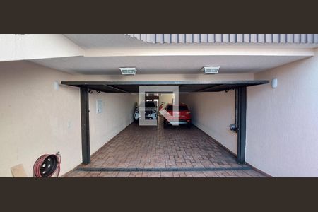 Casa à venda com 299m², 3 quartos e 5 vagas Casa à venda com 299m², 3 quartos e 5 vagasGaragem