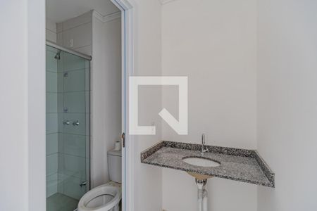 Banheiro de casa de condomínio para alugar com 2 quartos, 82m² em Campo Novo, Porto Alegre