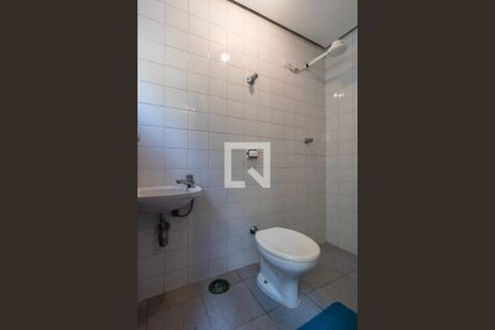 Casa de condomínio à venda com 300m², 4 quartos e 5 vagasBanheiro de Serviço