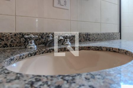 Casa de condomínio à venda com 300m², 4 quartos e 5 vagasBanheiro Quarto 1