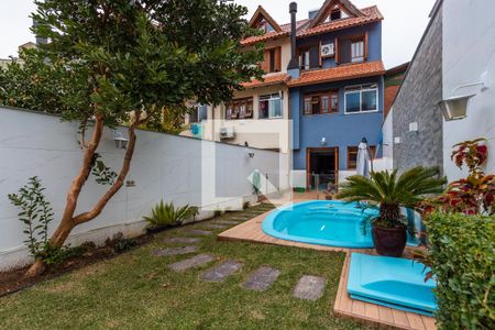 Casa à venda com 180m², 4 quartos e 3 vagas Casa à venda com 180m², 4 quartos e 3 vagasÁrea externa