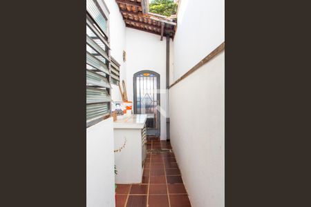 Casa à venda com 169m², 4 quartos e 3 vagas Casa à venda com 169m², 4 quartos e 3 vagasÁREA EXTERNA LATERAL