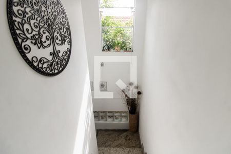 Casa à venda com 187m², 3 quartos e 2 vagas Casa à venda com 187m², 3 quartos e 2 vagasEscada