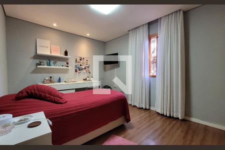 Casa à venda com 272m², 5 quartos e 3 vagasSuíte 