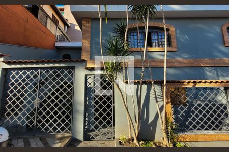 Casa à venda com 272m², 5 quartos e 3 vagasFachada