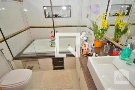 Casa à venda com 619m², 5 quartos e 7 vagasBanheiro 2 