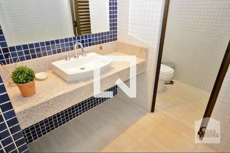 Casa à venda com 619m², 5 quartos e 7 vagasBanheiro 4