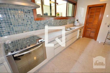 Casa à venda com 619m², 5 quartos e 7 vagasCozinha