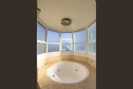 Apartamento à venda com 193m², 4 quartos e 3 vagas Apartamento à venda com 193m², 4 quartos e 3 vagasBanheiro da Suíte Master