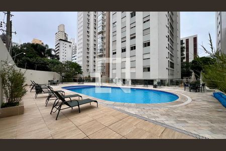 Apartamento à venda com 210m², 4 quartos e 2 vagasPiscina