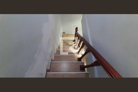 Casa para alugar com 253m², 4 quartos e 2 vagas Casa para alugar com 253m², 4 quartos e 2 vagasEscada