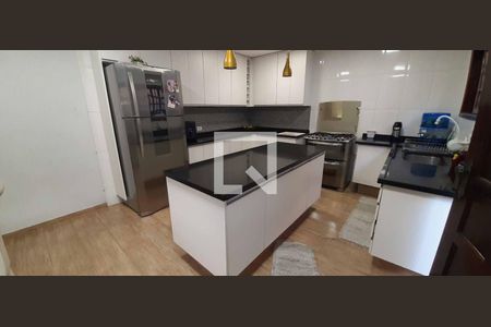 Casa para alugar com 253m², 4 quartos e 2 vagas Casa para alugar com 253m², 4 quartos e 2 vagasCozinha