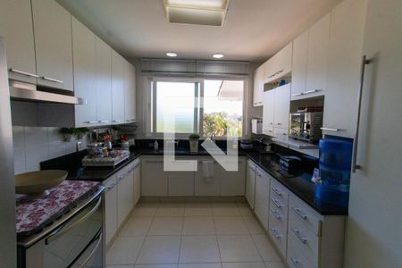 Casa de condomínio à venda com 600m², 5 quartos e 2 vagas