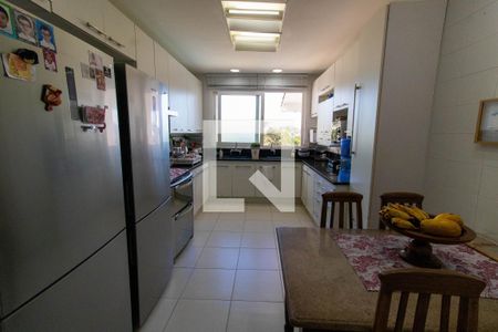 Casa de condomínio à venda com 600m², 5 quartos e 2 vagas