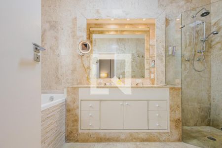 Apartamento à venda com 272m², 3 quartos e 2 vagasBanheiro da Suíte