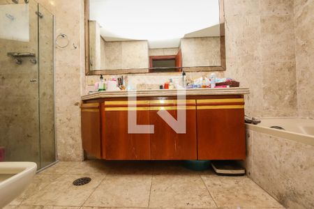 Apartamento à venda com 380m², 5 quartos e 4 vagas Apartamento à venda com 380m², 5 quartos e 4 vagasBanheiro Feminino da Suite Master