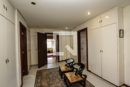 Apartamento à venda com 380m², 5 quartos e 4 vagas Apartamento à venda com 380m², 5 quartos e 4 vagasCloset da Suite Master