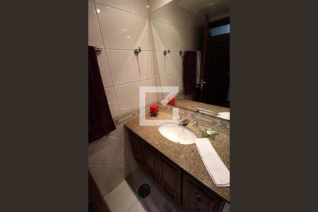 Apartamento à venda com 230m², 3 quartos e 4 vagasBanheiro da Suíte 2