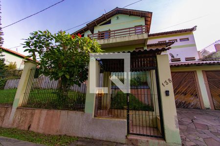 Casa à venda com 480m², 4 quartos e 2 vagas Casa à venda com 480m², 4 quartos e 2 vagasFachada