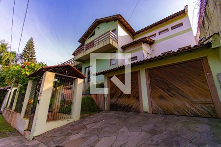 Casa à venda com 480m², 4 quartos e 2 vagas Casa à venda com 480m², 4 quartos e 2 vagasFachada