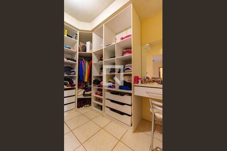 Casa à venda com 480m², 4 quartos e 2 vagas Casa à venda com 480m², 4 quartos e 2 vagasCloset