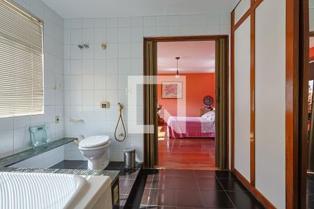 Casa à venda com 398m², 4 quartos e 3 vagas Casa à venda com 398m², 4 quartos e 3 vagasBanheiro do Quarto 2