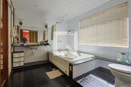 Casa à venda com 398m², 4 quartos e 3 vagas Casa à venda com 398m², 4 quartos e 3 vagasBanheiro do Quarto 2