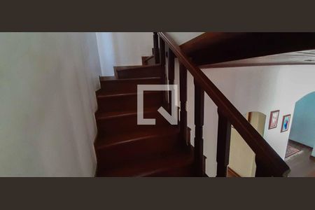 Casa para alugar com 284m², 4 quartos e 6 vagas Casa para alugar com 284m², 4 quartos e 6 vagasEscada