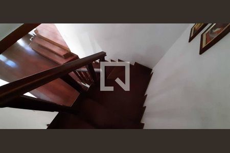 Casa para alugar com 284m², 4 quartos e 6 vagas Casa para alugar com 284m², 4 quartos e 6 vagasEscada