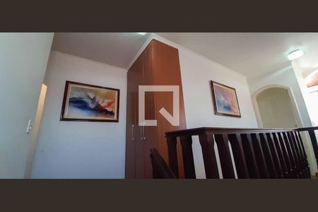 Casa para alugar com 284m², 4 quartos e 6 vagas Casa para alugar com 284m², 4 quartos e 6 vagasEscada