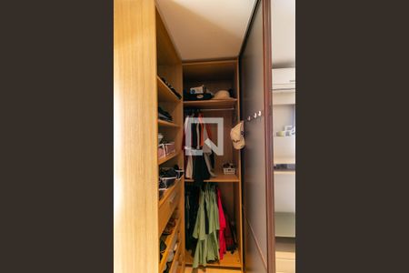 Apartamento à venda com 180m², 4 quartos e 4 vagas Apartamento à venda com 180m², 4 quartos e 4 vagasCloset