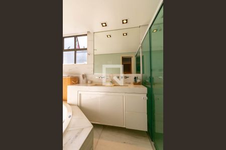 Apartamento à venda com 180m², 4 quartos e 4 vagas Apartamento à venda com 180m², 4 quartos e 4 vagasBanheiro