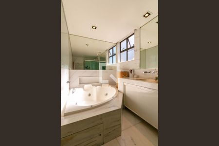 Apartamento à venda com 180m², 4 quartos e 4 vagas Apartamento à venda com 180m², 4 quartos e 4 vagasBanheiro