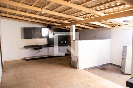 Casa para alugar com 300m², 3 quartos e 5 vagas Casa para alugar com 300m², 3 quartos e 5 vagasCozinha e Área de Serviço