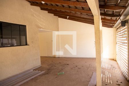 Garagem de casa para alugar com 3 quartos, 300m² em Vila Lucy, Goiânia