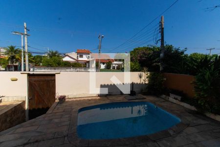 Sala vista de casa à venda com 4 quartos, 380m² em Piratininga, Niterói