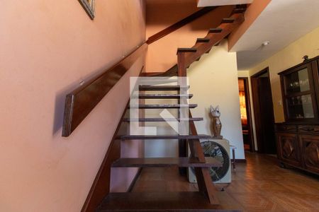 Casa à venda com 380m², 4 quartos e 3 vagasEscada